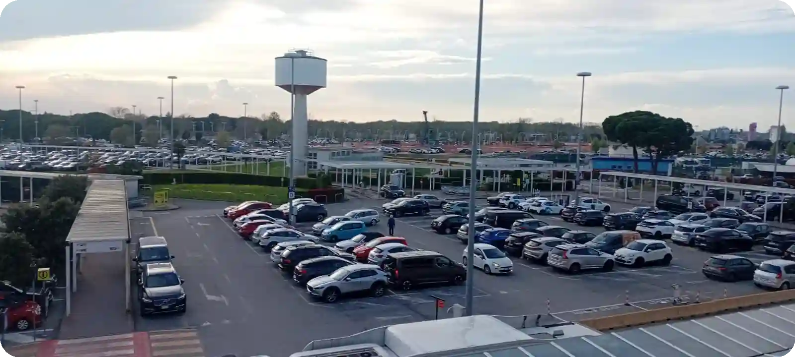 A reliable and highly rated car rental agency located at Treviso Airport and near Venice.
